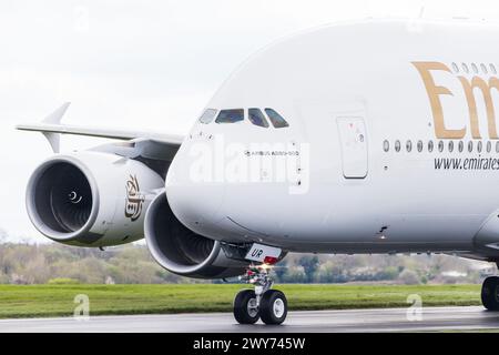 Nahaufnahme eines Emirates Airlines Airbus A380-800, der nach der Landung am Flughafen Manchester am 4. April 2024 mit dem Taxi zu einem Terminal fährt. Stockfoto