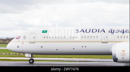 Saudi Airlines Boeing 787 Dreamliner, der am 4. April 2024 am Flughafen Manchester ankam. Stockfoto