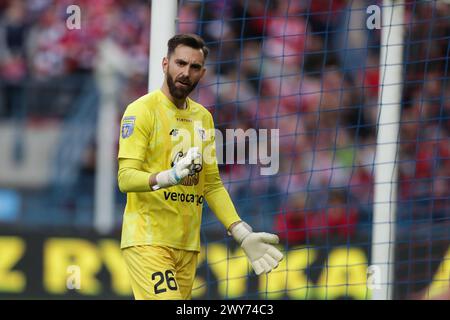 Frantisek Plach von Piast Gliwice in Aktion während des Fußballspiels Fortuna Polnisch Cup 2023/2024 zwischen Wisla Krakau und Piast Gliwice im Stadtstadion Krakau. Endpunktzahl: Wisla Krakau 2:1 Piast Gliwice. Stockfoto