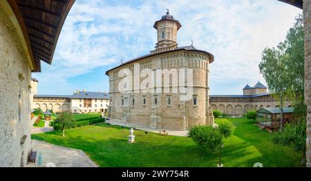 Dragomirna Kloster an einem sonnigen Tag in Rumänien Stockfoto