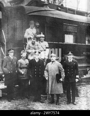 WAFFENSTILLSTAND IM ERSTEN WELTKRIEG. Die Führer der Alliierten, nachdem sie den Wortlaut in General Ferdinand Foch's Eisenbahnwagen im Wald von Compiègne am 11. November 1918 vereinbart hatten. Stockfoto