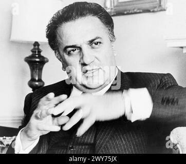 FEDERICO FELLINI (1920–1993) italienischer Filmproduzent im Jahr 1965 Stockfoto