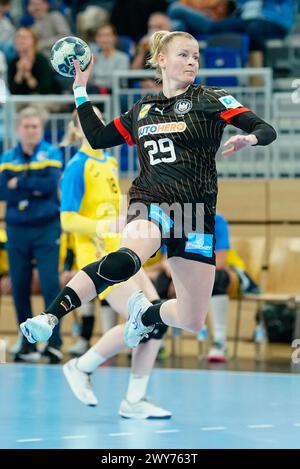 Heidelberg, Deutschland. April 2024. Handball, Frauen: Qualifikation zur Europameisterschaft, Ukraine - Deutschland, 1. Runde, Gruppe 2, Spieltag 5. Die deutsche Antje Döll wirft ins Tor. Quelle: Uwe Anspach/dpa/Alamy Live News Stockfoto