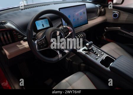 Lenkrad, Display, Innenraum, Cockpit BYD Atto 3 Elektroauto, digitales Panel, EV-Technologie in der Automobilindustrie, Fließheck chinesische Fertigung Stockfoto