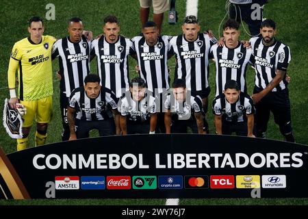 April 2024, Rio de Janeiro, Brasilien. Spieler von Botafogo posieren vor dem Spiel zwischen Botafogo und Junior Barranquilla, Gruppe D Copa Libertadores 2024, im Estádio Nilton Santos Stockfoto