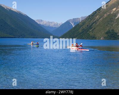 See Roto-iti Neuseeland - 17 2007. Februar; Bergkulisse zur Aktivität auf dem Wasser am sonnigen Tag am See Roto-iti Stockfoto