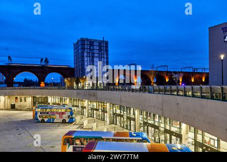 Stockport Interchange, moderner Busbahnhof mit öffentlichem Park auf dem Dach Stockfoto