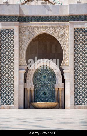 Kunstvoller Brunnen mit Mosaikfliesen, der islamische Kunst zeigt. Stockfoto