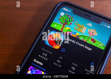 Candy Crush Saga App im App Store auf einem iPhone-Bildschirm. Candy Crush Saga ist ein kostenloses Spiel, das von King für iOS und A veröffentlicht wurde Stockfoto
