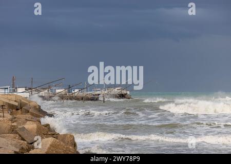 Die Adriaküste in Giulianova, Italien, während einer Sturmflut. Stockfoto