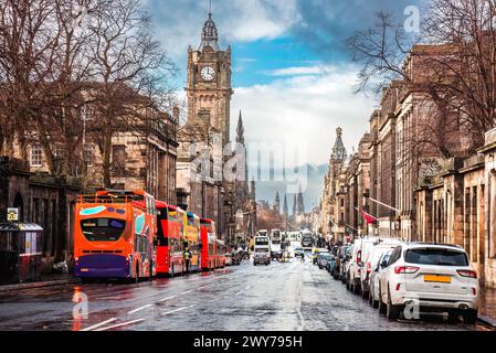 Autos und Touristenbusse parken entlang der Princes Street in Edinburgh, Schottland Stockfoto