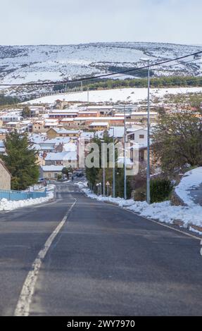 Hoyos del Espino Eintritt, Avila, Kastilien und Leon, Spanien. Schneebedeckte Landschaft Stockfoto