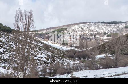 Hoyos del Collado Übersicht, Avila, Kastilien und Leon, Spanien. Schneebedeckte Landschaft Stockfoto