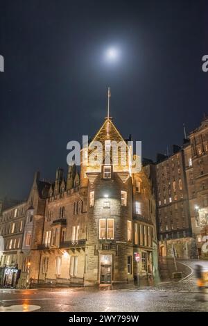 Eine Nachtszene mit alten Gebäuden an der Ecke Market Street und Cockburn Street, unter dem Mond. Edinburgh, Schottland Stockfoto