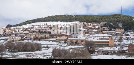 Hoyos del Espino Übersicht, Avila, Kastilien und Leon, Spanien. Schneebedeckte Landschaft Stockfoto