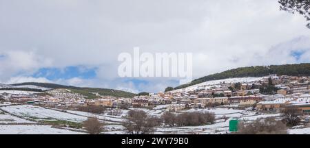 Hoyos del Espino Übersicht, Avila, Kastilien und Leon, Spanien. Schneebedeckte Landschaft Stockfoto