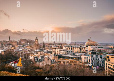 Blick auf die Skyline von Edinburgh von Calton Hill bei Sonnenuntergang, mit berühmten Gebäuden Stockfoto