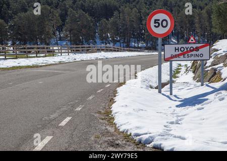 Ausfahrt Hoyos del Espino, Avila, Kastilien und Leon, Spanien. Schneebedeckte Landschaft Stockfoto