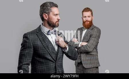 studio-Aufnahme von Männern mit Fliege und Tux, selektiver Fokus. Elegante Männer in formellem Tux-Anzug Stockfoto