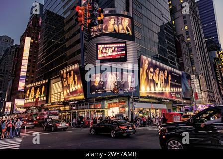 New York City, USA - 11. Juni 2023: Times Square im Zentrum von New york. ny City Street mit Plakatwand. broadway Street von new york city Stockfoto