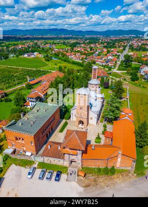 Das Kloster Zica in Serbien an einem sonnigen Tag Stockfoto