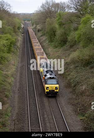 Colas-Diesellokomotive der Baureihe 70 Nr. 70806 zieht leere LKW in Shrewley Cutting, Warwickshire, Großbritannien Stockfoto