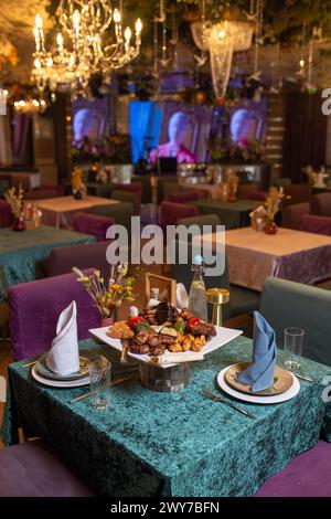 Erleben Sie die reichen Aromen der türkischen Küche in einem luxuriösen Restaurant mit aufmerksamem Personal und einem eleganten Ambiente. Stockfoto