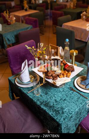 Verschiedene Kebabs auf einem weißen Teller in einem Restaurant. Stockfoto