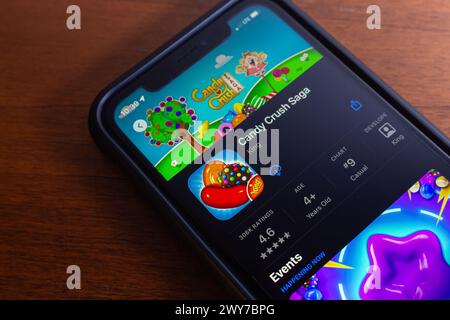 Candy Crush Saga App im App Store auf einem iPhone-Bildschirm. Candy Crush Saga ist ein kostenloses Spiel, das von King für iOS und A veröffentlicht wurde Stockfoto