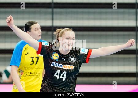 Heidelberg, Deutschland. April 2024. Handball, Frauen: Qualifikation zur Europameisterschaft, Ukraine - Deutschland, 1. Runde, Gruppe 2, Spieltag 5. Meret Ossenkopp feiert ein Tor. Quelle: Uwe Anspach/dpa/Alamy Live News Stockfoto