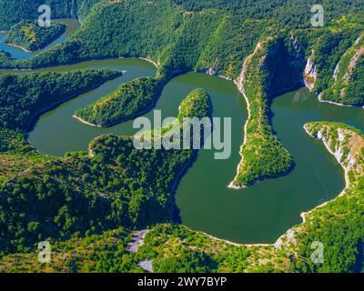 An einem sonnigen Tag schlängelt sich der Fluss Uvac in Serbien Stockfoto