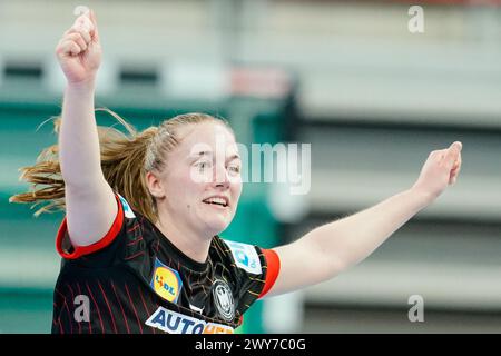 Heidelberg, Deutschland. April 2024. Handball, Frauen: Qualifikation zur Europameisterschaft, Ukraine - Deutschland, 1. Runde, Gruppe 2, Spieltag 5. Meret Ossenkopp feiert ein Tor. Quelle: Uwe Anspach/dpa/Alamy Live News Stockfoto