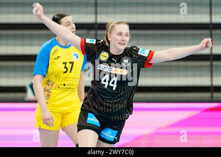 Heidelberg, Deutschland. April 2024. Handball, Frauen: Qualifikation zur Europameisterschaft, Ukraine - Deutschland, 1. Runde, Gruppe 2, Spieltag 5. Meret Ossenkopp feiert ein Tor. Quelle: Uwe Anspach/dpa/Alamy Live News Stockfoto