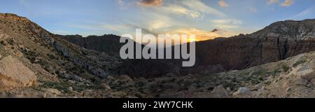 Panoramablick auf Wadi Dana, eine große natürliche Schlucht, Wadi Araba. Dana Biosphärenreservat Dana Dorf in der Nähe der Stadt Tafilah, Feynan Gebiet in c Stockfoto