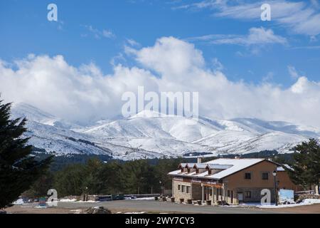 Touristenunterkünfte am Stadtrand, Sierra de Gredos, Hoyos del Espino, Avila, Spanien Stockfoto