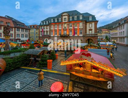 Heidelberger Weihnachtsmarkt auf dem Marktplatz vor dem Rathaus. Heidelberg, Deutschland, Europa Stockfoto