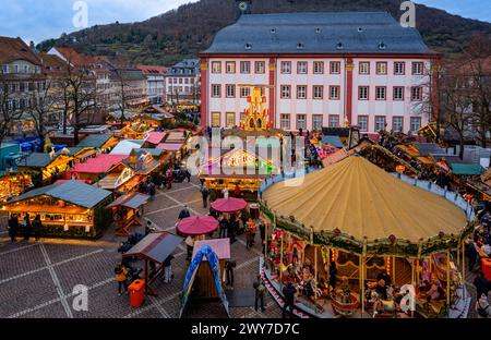 Heidelberger Weihnachtsmarkt auf dem Universitätsplatz vor dem Universitätsgebäude. Heidelberg, Deutschland, Europa Stockfoto