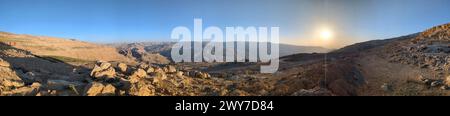 Jordan Trail von um Qais nach Aqaba, wunderschöne Berge, Felsen und Wüstenpanorama auf diesem langen Weg Stockfoto