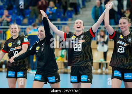 Heidelberg, Deutschland. April 2024. Handball, Frauen: Qualifikation zur Europameisterschaft, Ukraine - Deutschland, 1. Runde, Gruppe 2, Spieltag 5. Deutsche Spieler freuen sich über den Sieg. Quelle: Uwe Anspach/dpa/Alamy Live News Stockfoto