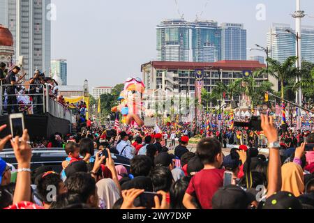 KUALA LUMPUR, MALAYSIA - 31. AUGUST 2017: Malaysier strömen die Dataran Merdeka, großes Upin ipin Maskottchen, das den Merdeka Day während des 58. Malaysia feiert Stockfoto