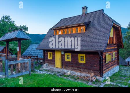 Blick auf den Sonnenuntergang des Dorfes Drvengrad in Serbien Stockfoto