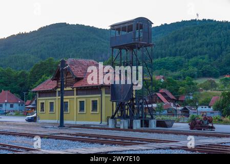 Blick auf den Sonnenuntergang über den Bahnhof Sargan 8 in Mokra Gora, Serbien Stockfoto