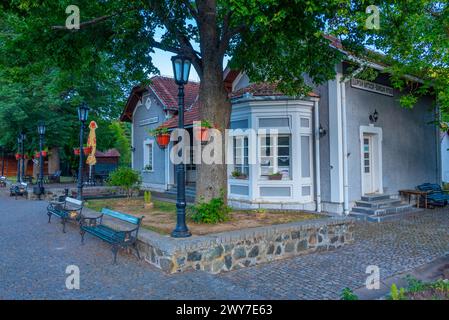 Blick auf den Sonnenuntergang über den Bahnhof Sargan 8 in Mokra Gora, Serbien Stockfoto