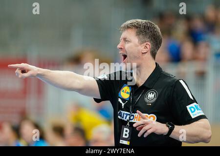 Heidelberg, Deutschland. April 2024. Handball, Frauen: Qualifikation zur Europameisterschaft, Ukraine - Deutschland, 1. Runde, Gruppe 2, Spieltag 5. Der deutsche Trainer Markus Gaugisch gestikuliert. Quelle: Uwe Anspach/dpa/Alamy Live News Stockfoto