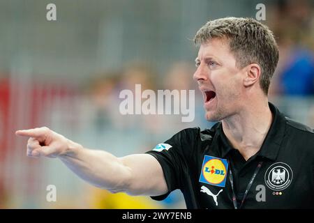 Heidelberg, Deutschland. April 2024. Handball, Frauen: Qualifikation zur Europameisterschaft, Ukraine - Deutschland, 1. Runde, Gruppe 2, Spieltag 5. Der deutsche Trainer Markus Gaugisch gestikuliert. Quelle: Uwe Anspach/dpa/Alamy Live News Stockfoto