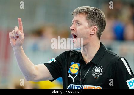 Heidelberg, Deutschland. April 2024. Handball, Frauen: Qualifikation zur Europameisterschaft, Ukraine - Deutschland, 1. Runde, Gruppe 2, Spieltag 5. Der deutsche Trainer Markus Gaugisch gestikuliert. Quelle: Uwe Anspach/dpa/Alamy Live News Stockfoto