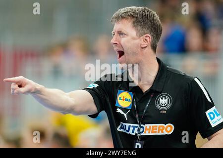 Heidelberg, Deutschland. April 2024. Handball, Frauen: Qualifikation zur Europameisterschaft, Ukraine - Deutschland, 1. Runde, Gruppe 2, Spieltag 5. Der deutsche Trainer Markus Gaugisch gestikuliert. Quelle: Uwe Anspach/dpa/Alamy Live News Stockfoto