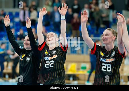 Heidelberg, Deutschland. April 2024. Handball, Frauen: Qualifikation zur Europameisterschaft, Ukraine - Deutschland, 1. Runde, Gruppe 2, Spieltag 5. Deutsche Spieler freuen sich über den Sieg. Quelle: Uwe Anspach/dpa/Alamy Live News Stockfoto