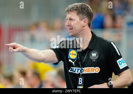 Heidelberg, Deutschland. April 2024. Handball, Frauen: Qualifikation zur Europameisterschaft, Ukraine - Deutschland, 1. Runde, Gruppe 2, Spieltag 5. Der deutsche Trainer Markus Gaugisch gestikuliert. Quelle: Uwe Anspach/dpa/Alamy Live News Stockfoto