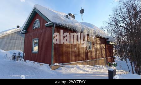 Ein typisches Haus in einem verschneiten Dorf im Norden Schwedens. Stockfoto